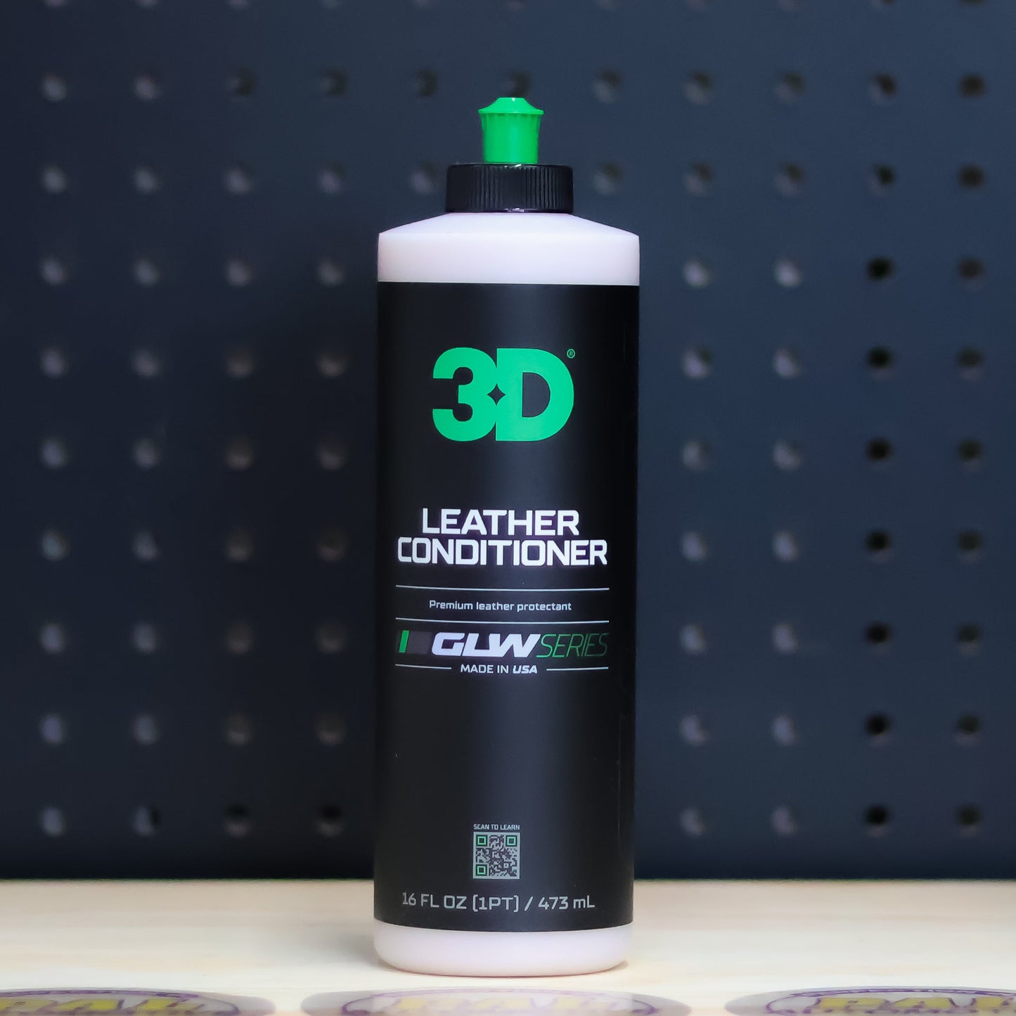 3D GLW Leather Conditioner 16 oz black bottle with green flip cap