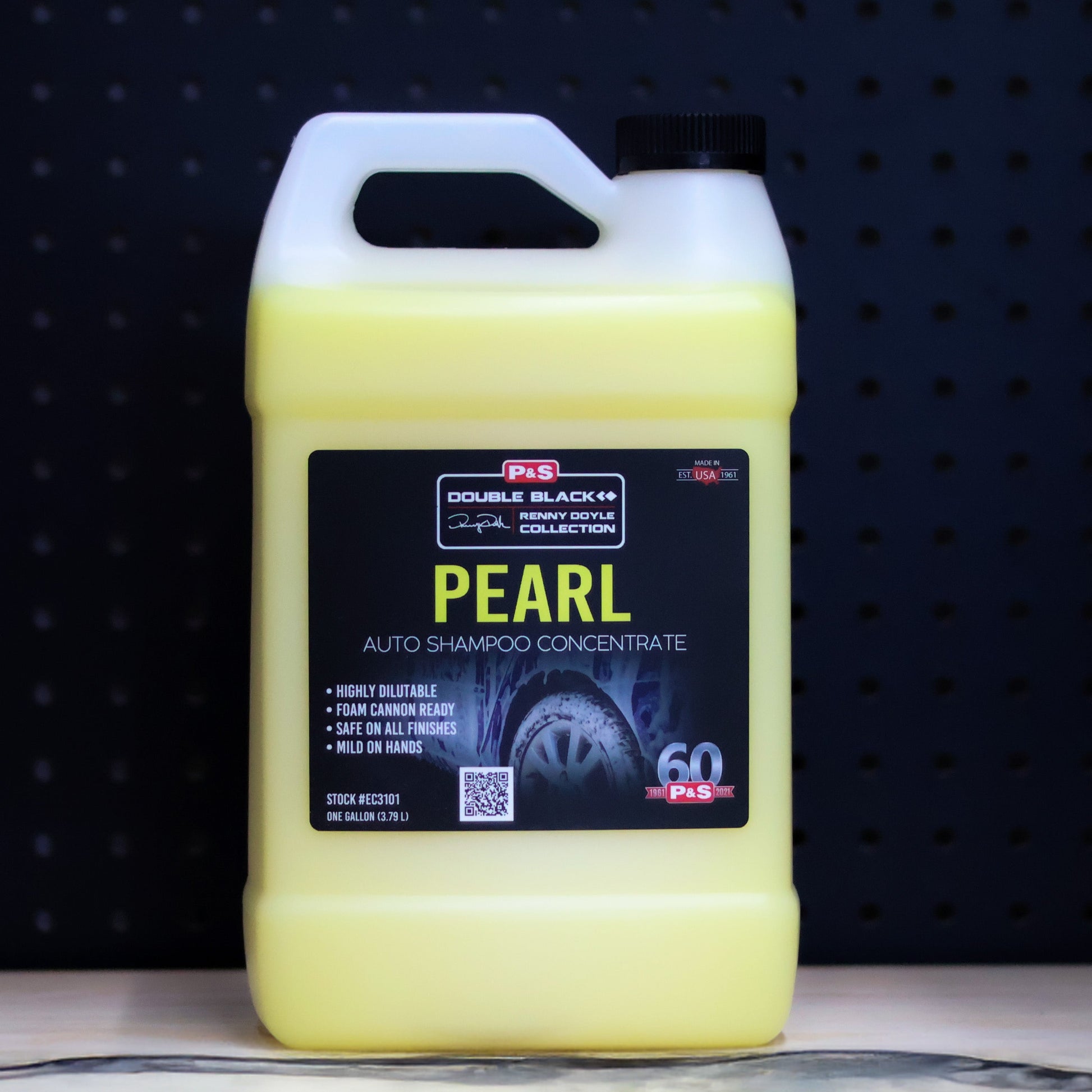 P&S Pearl Auto Shampoo one gallon jug of pale yellow concentrate with a green and black Double Black label